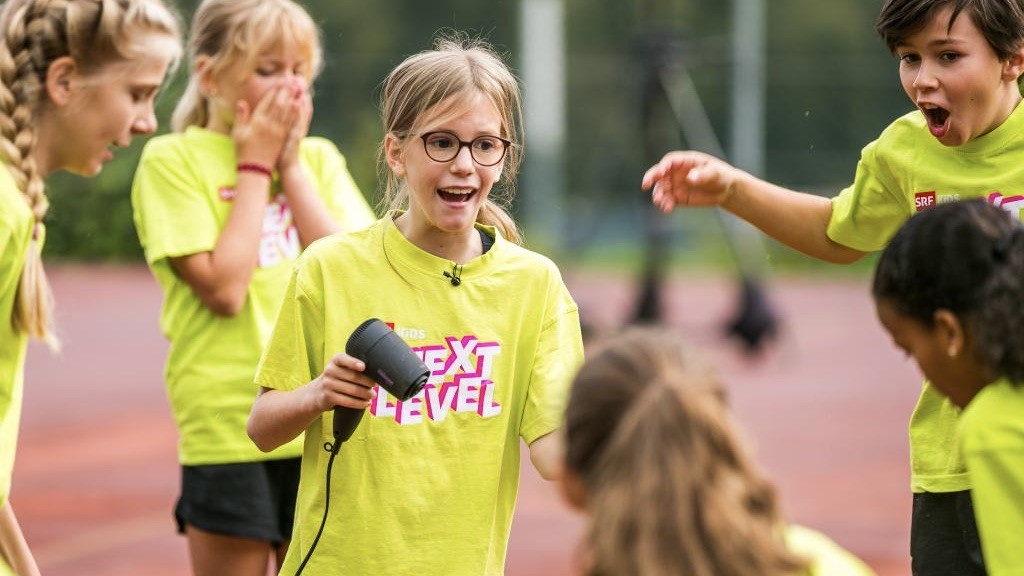 Kinder mit gelben T-Shirts, auf denen «Next Level» steht, bei einem Spiel