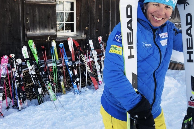 Vreni Schneider mit ihren Skis