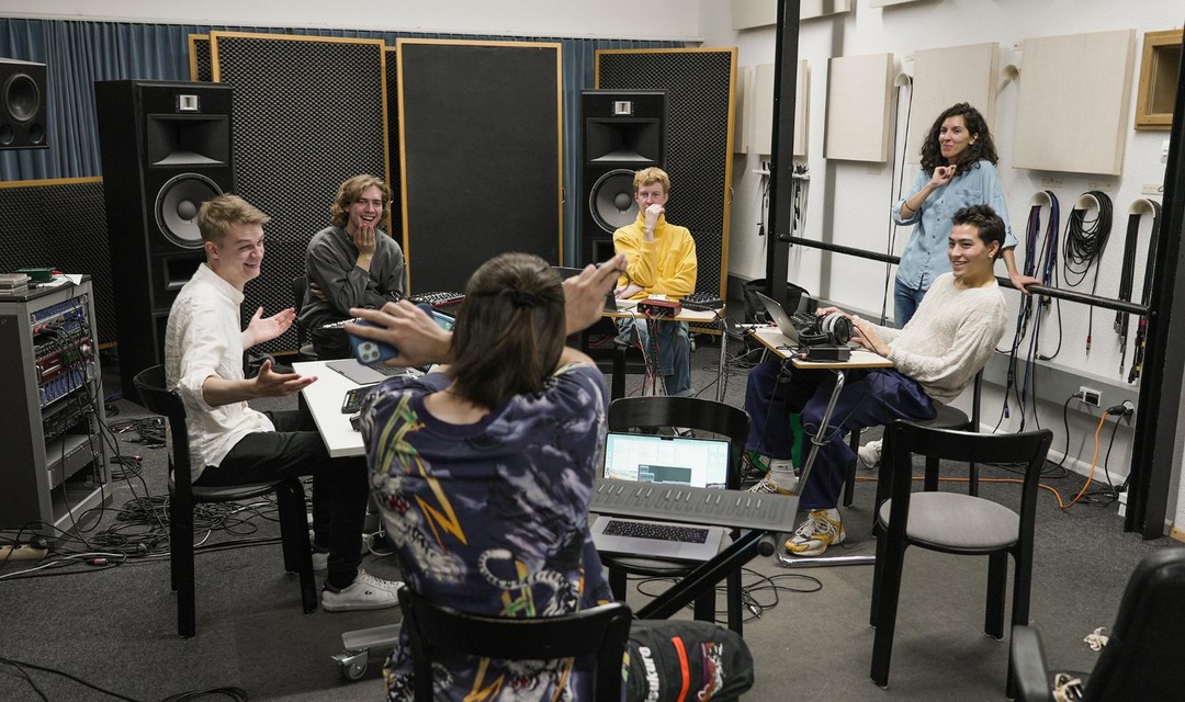 Unter Anleitung von Svetlana Maraš probt das Noise Ensemble im Elektronischen Studio der Hochschule für Musik FHNW Basel.