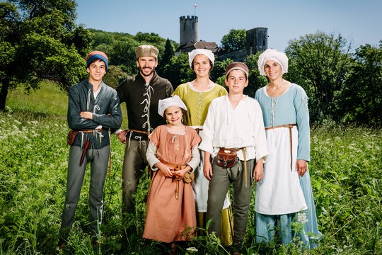 Bild von «Im Schatten der Burg – Leben vor 500 Jahren»: Familie Dietschi und «Schweiz aktuell» auf Zeitreise ins ausklingende Mittelalter