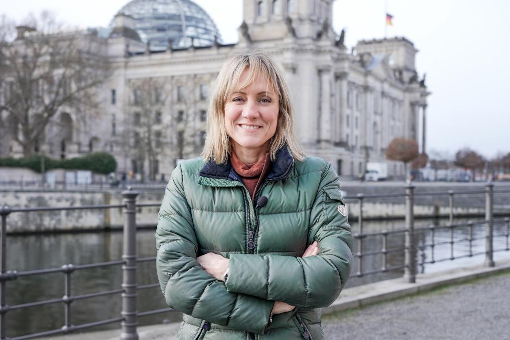 Barbara Lüthi in Berlin vor dem Bundestag