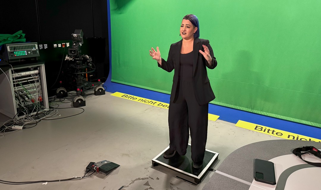Gebärdensprachdolmetscherin und Coach Barbara Rossier bei den Proben im Fernsehstudio