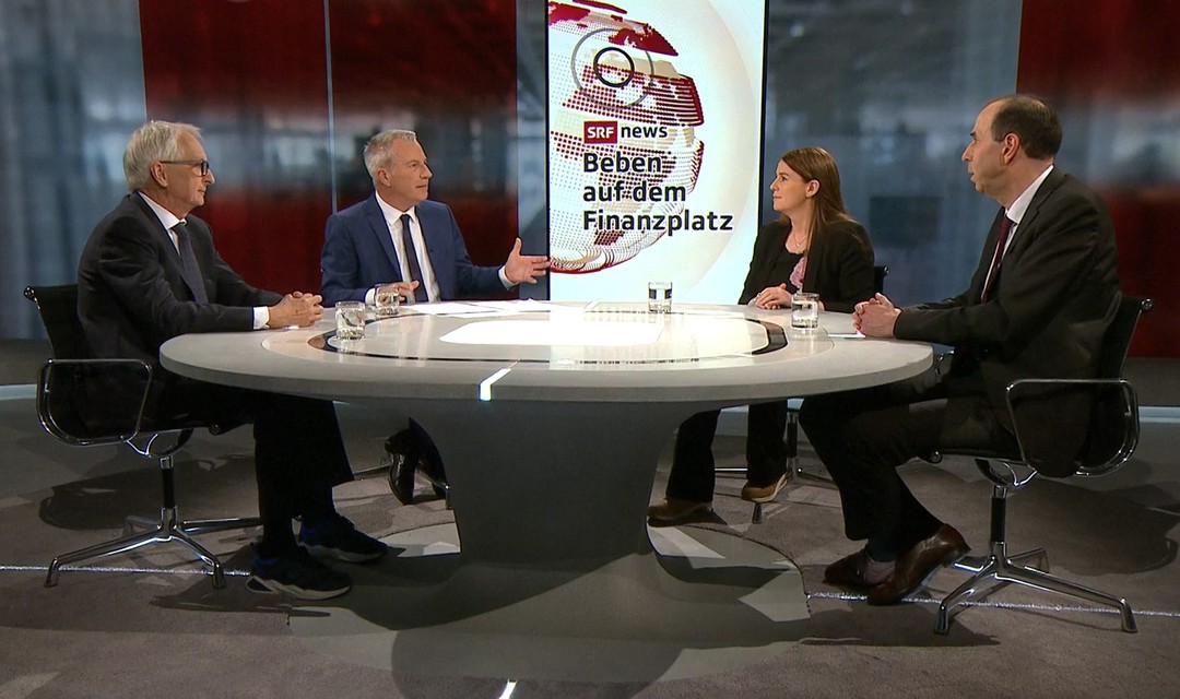 Foto aus der SRF News Spezial Sendung. Reto Lipp sitzt mit zwei Experten und einer Expertin um den Studiotisch.
