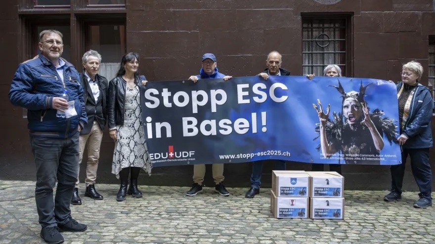 ESC-Gegnerinnen und Gegner mit einem Transparent, darauf steht «Stopp ESC in Basel!»